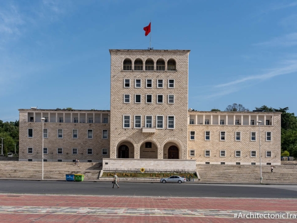 جامعة تيرانا